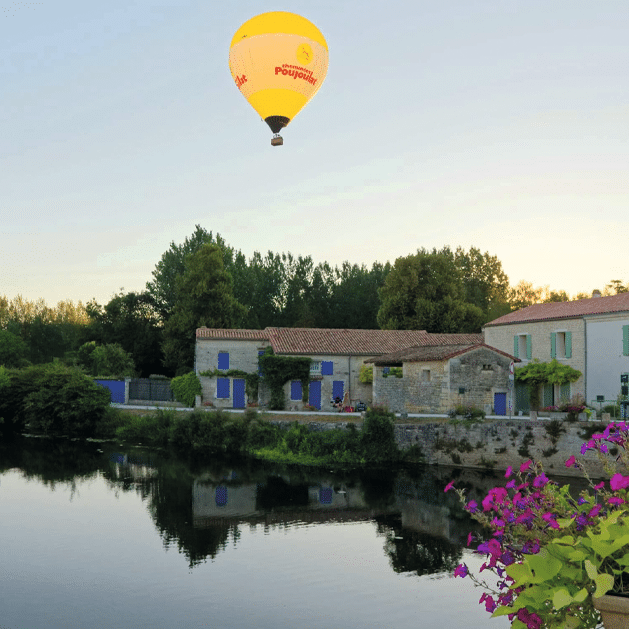 Montgolfière Cheminées Poujoulat dans le ciel du marais poitevin dans les Deux-Sèvres